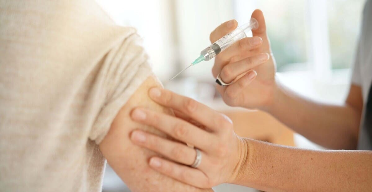 4 principais vacinas que protegem os idosos contra doenças graves