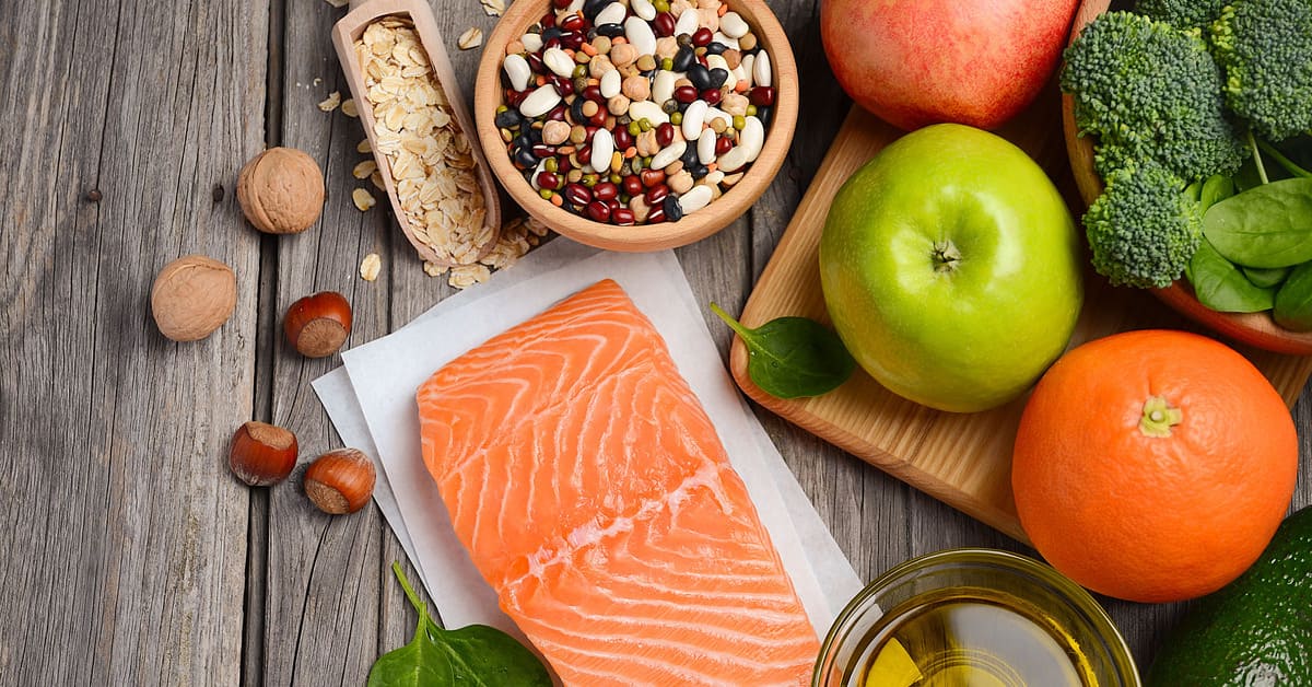 Quais alimentos podem auxiliar no controle do colesterol em idosos?