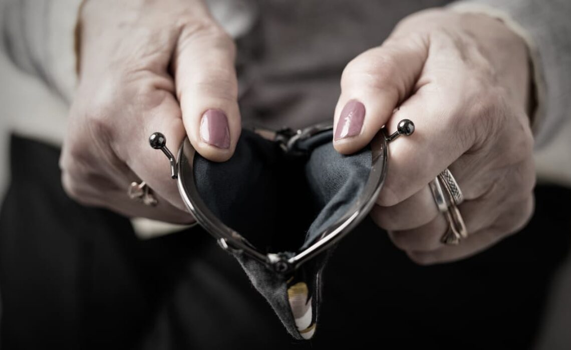 Como proteger seu familiar idoso de golpes e fraudes financeiras?